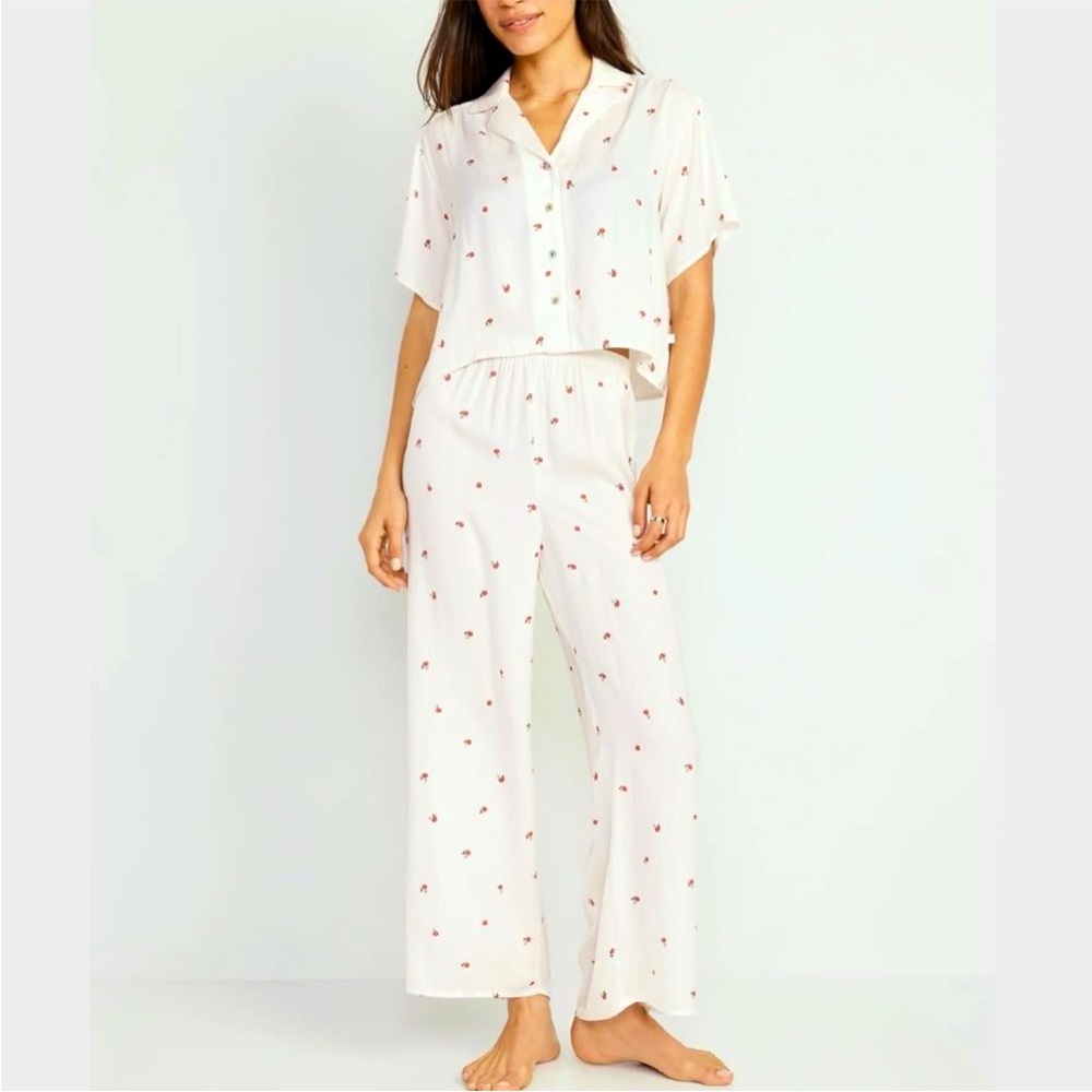 Old Navy satin two-piece pyjama set. 100% polyester. Size small.